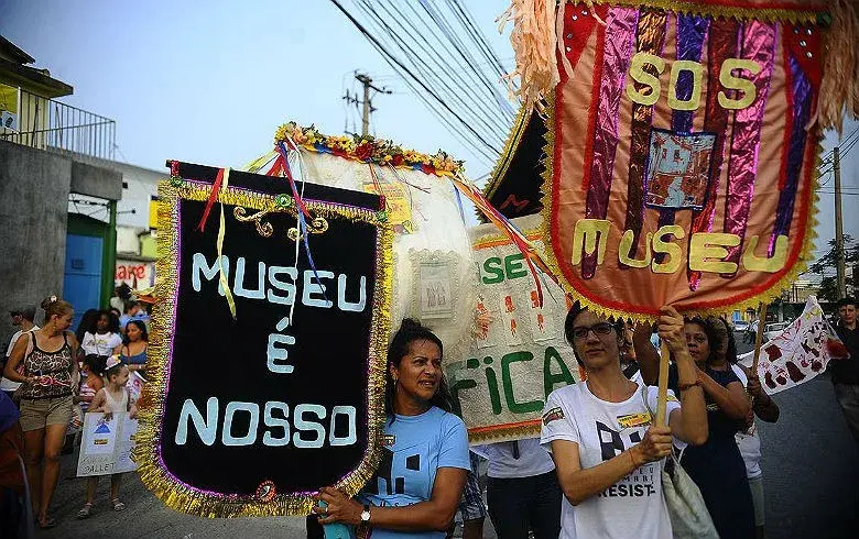 A Falta De Investimento na Cultura  Nacional